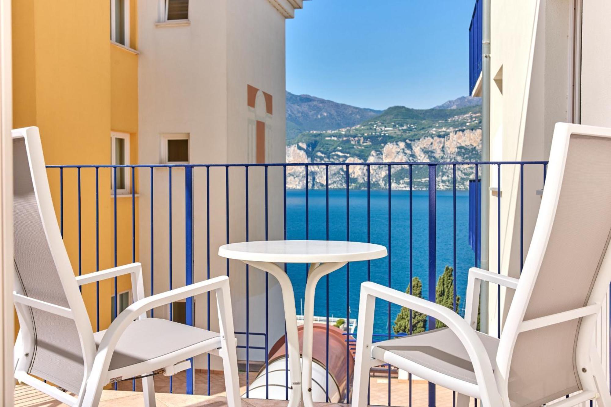 Hotel Capri Мальчезине Экстерьер фото