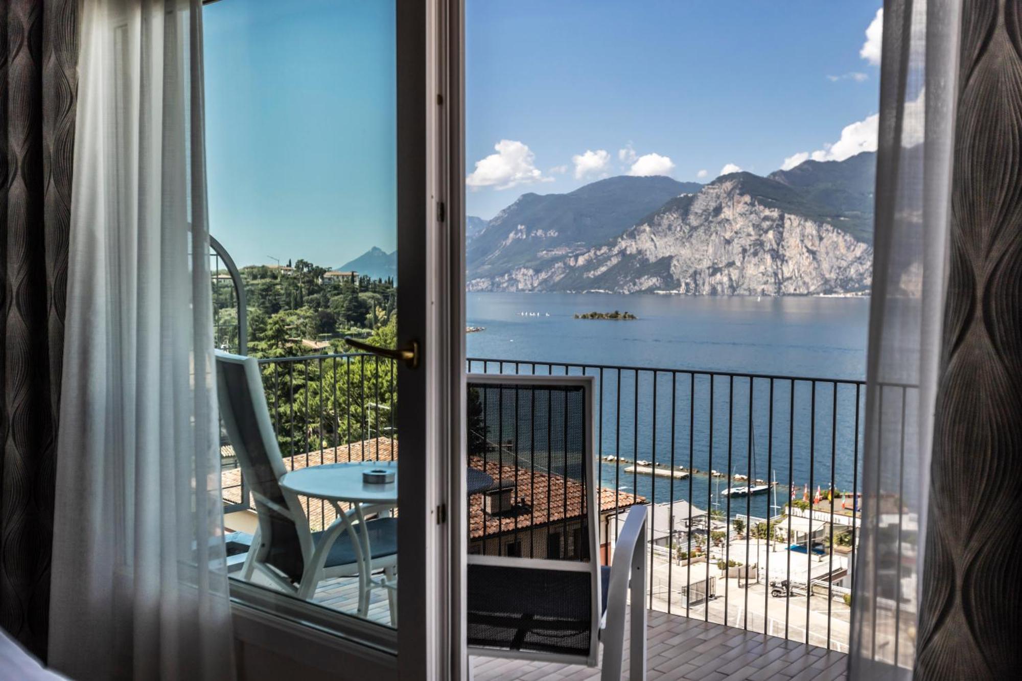 Hotel Capri Мальчезине Экстерьер фото