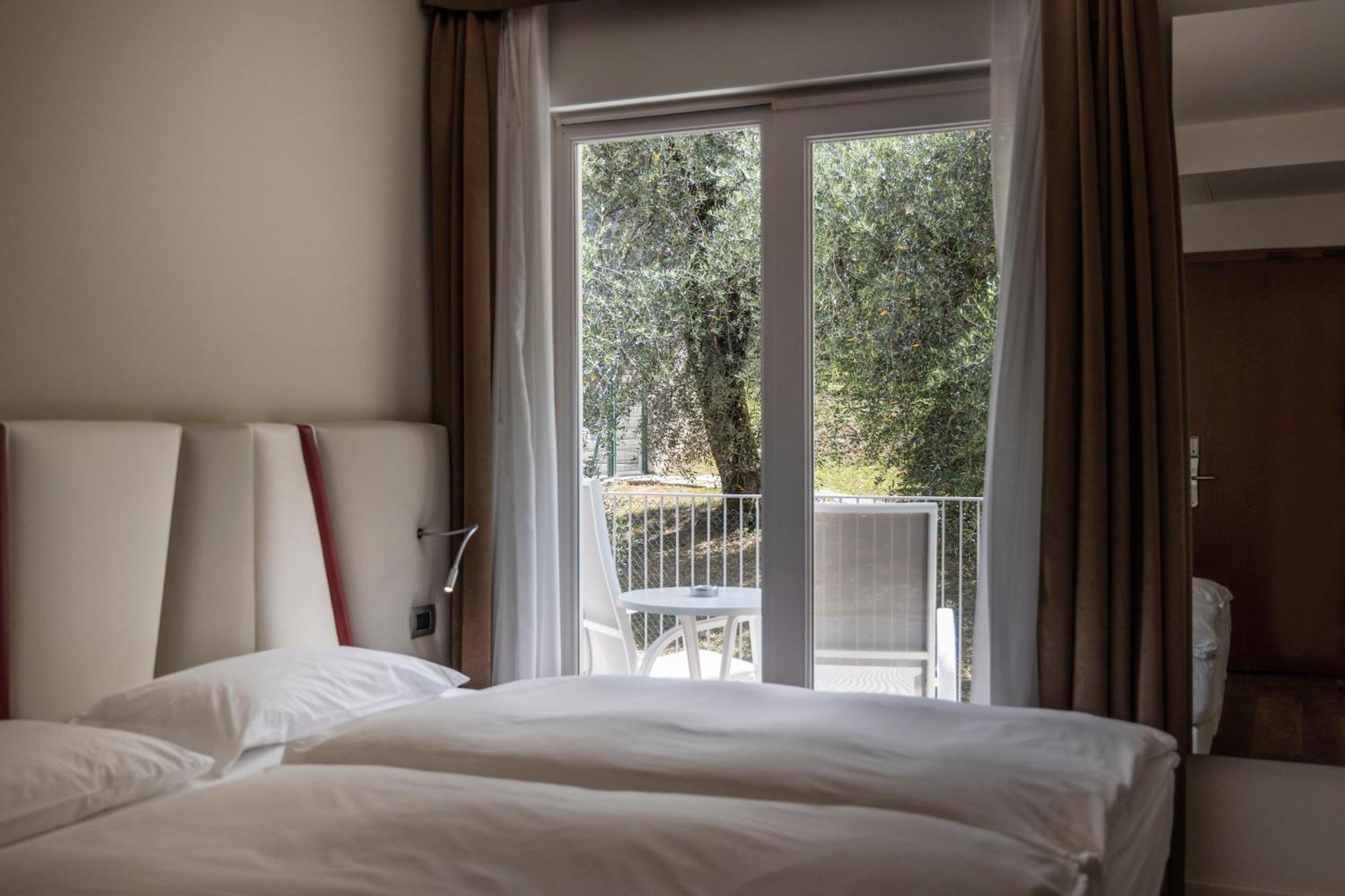 Hotel Capri Мальчезине Экстерьер фото