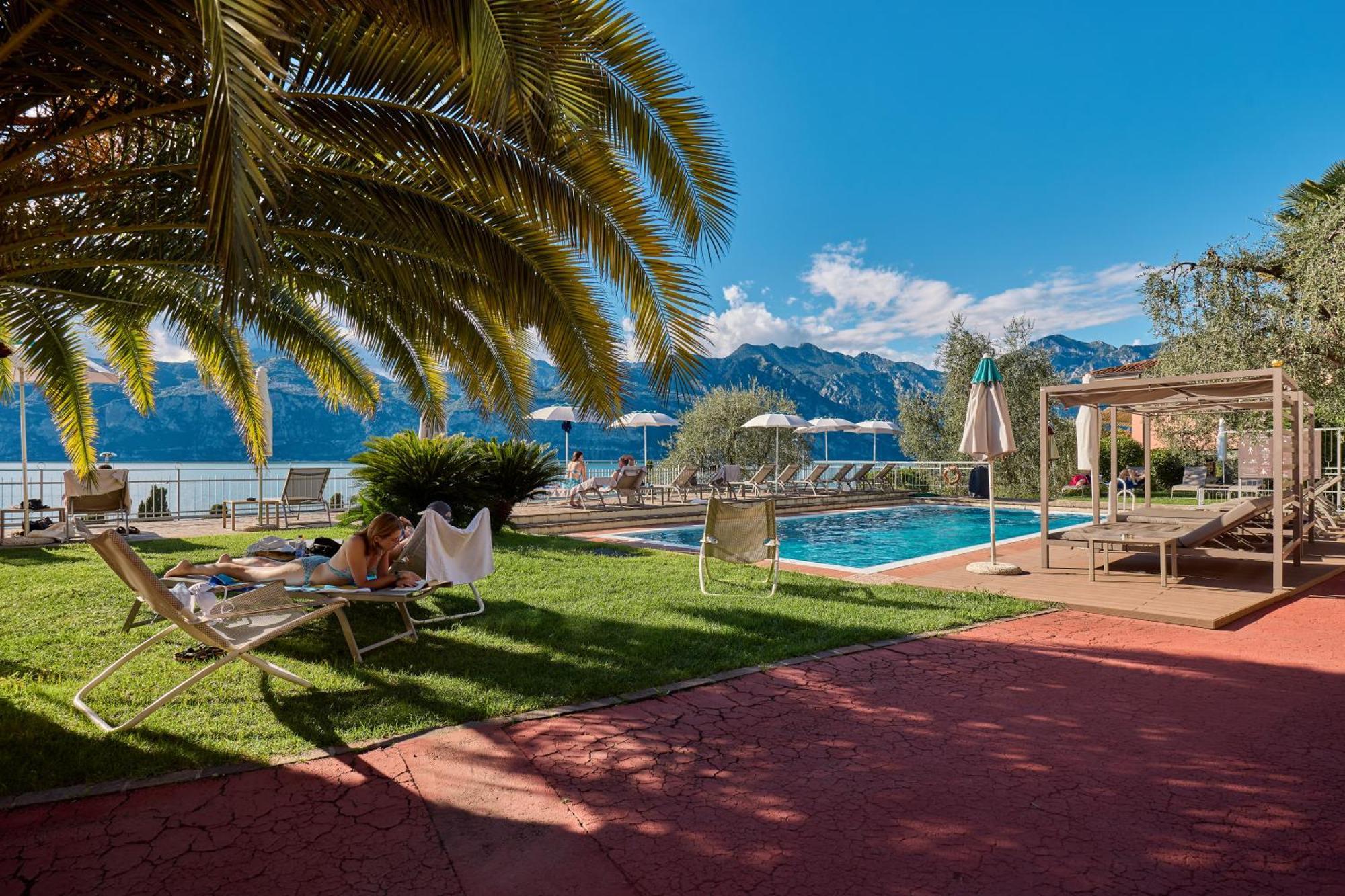 Hotel Capri Мальчезине Экстерьер фото
