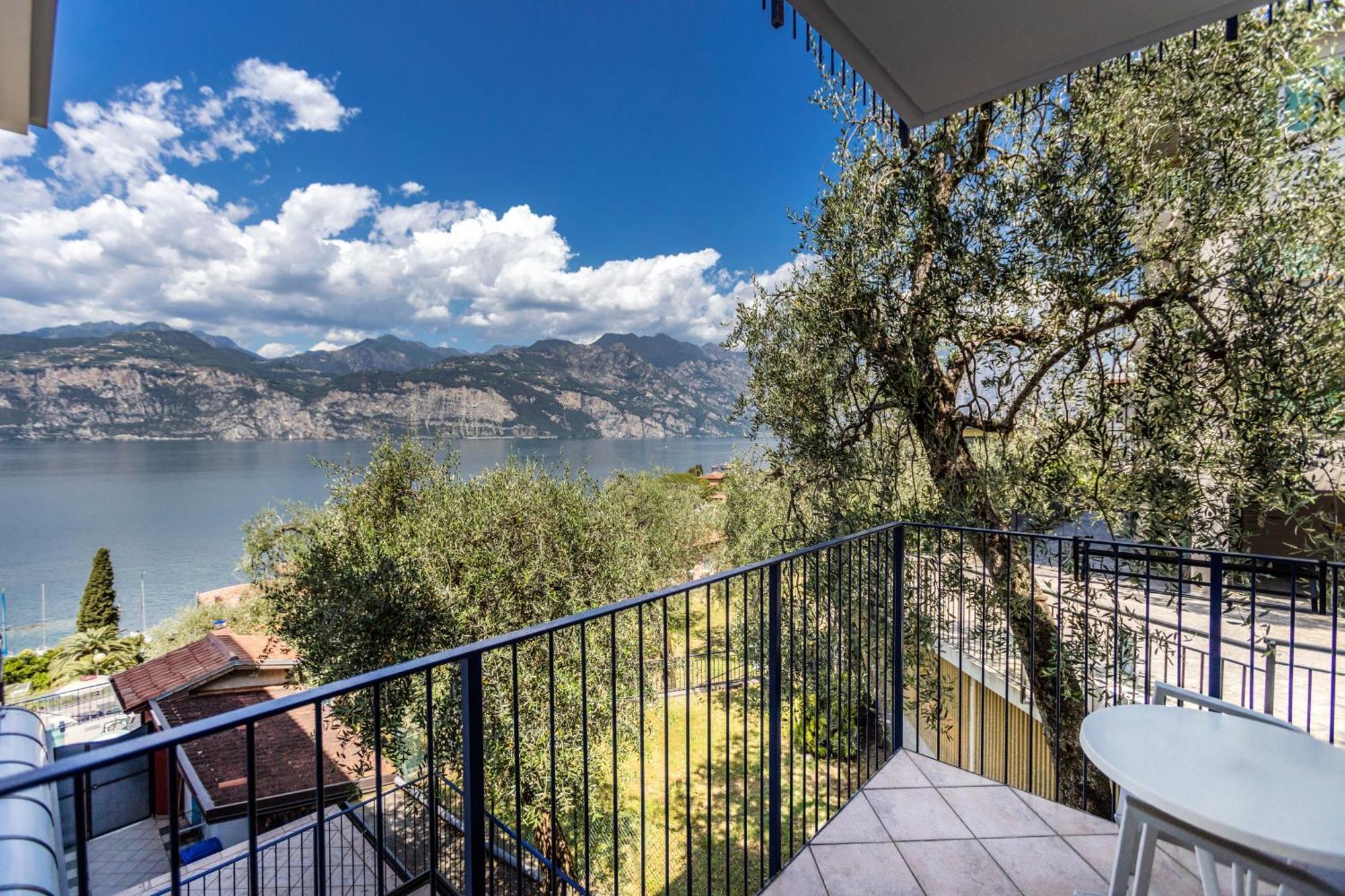 Hotel Capri Мальчезине Экстерьер фото