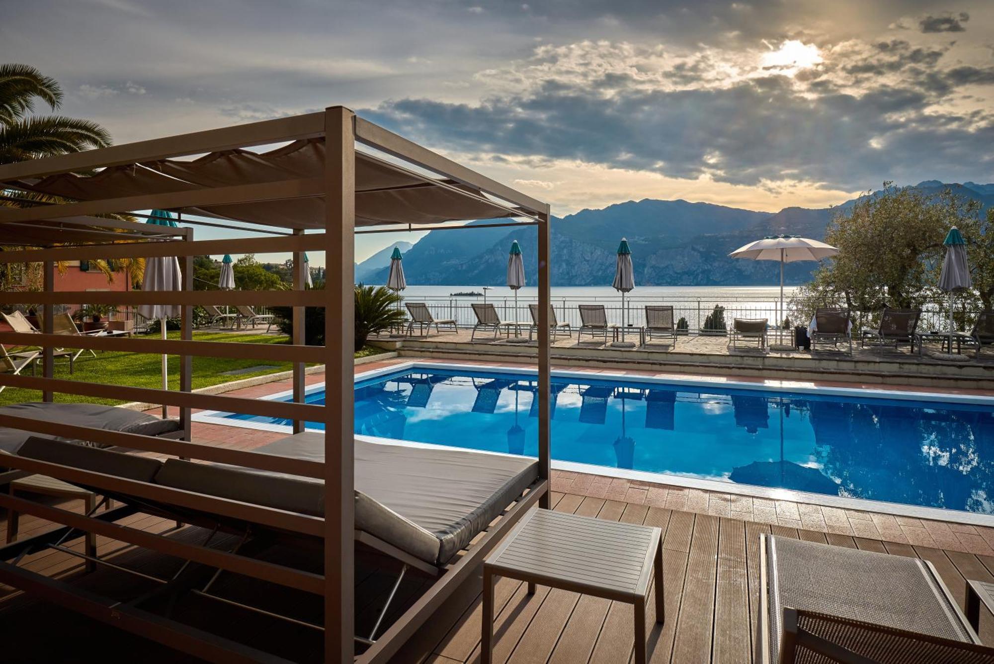 Hotel Capri Мальчезине Экстерьер фото